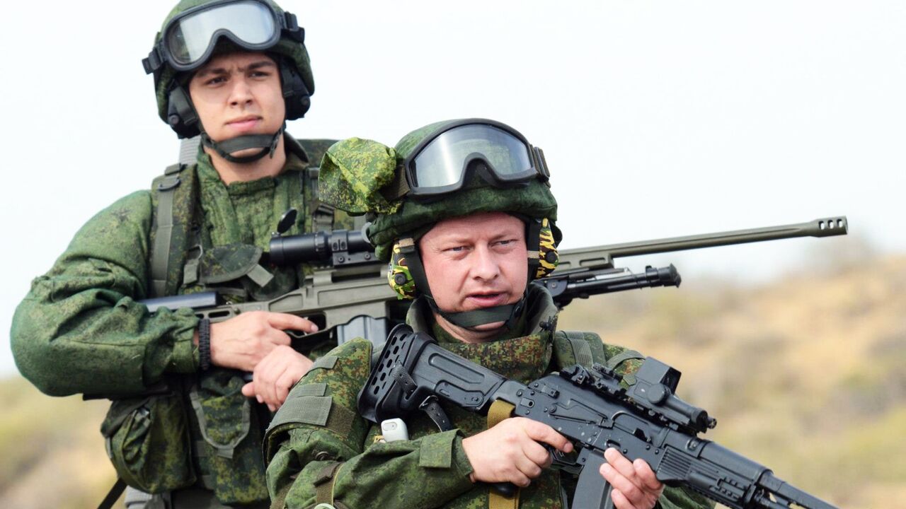 Бронежилет 6Б45 и бронешлем 6Б47 составляют основу современной российской боевой экипировки военнослужащего - Ратник, именуемой также Комплект солдата XXI века