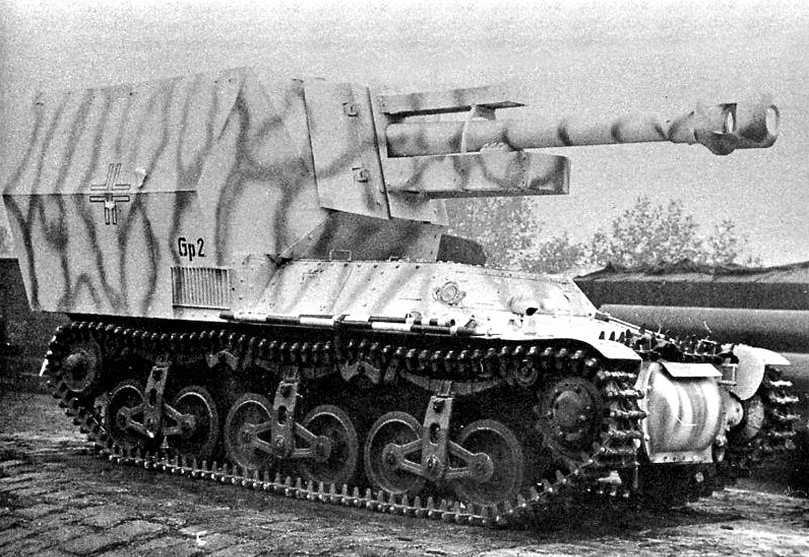 Немецкая, полевая, легкая гаубица 10,5 cm le.f.h.18 м, захваченная советской 238-й тяжелой гаубичной артиллерийской бригадой в сосновом бору в районе поселка пуща-водица в предместье г. киева.время съ