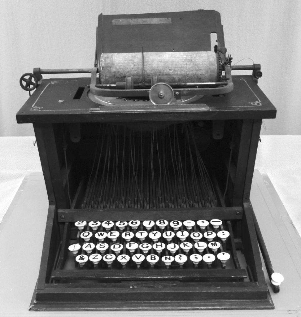 История развития технических средств письменного документирования. пишущая машинка