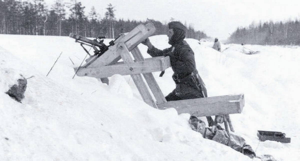 Немецкие минометы били по всей равнине. Ротный миномет.