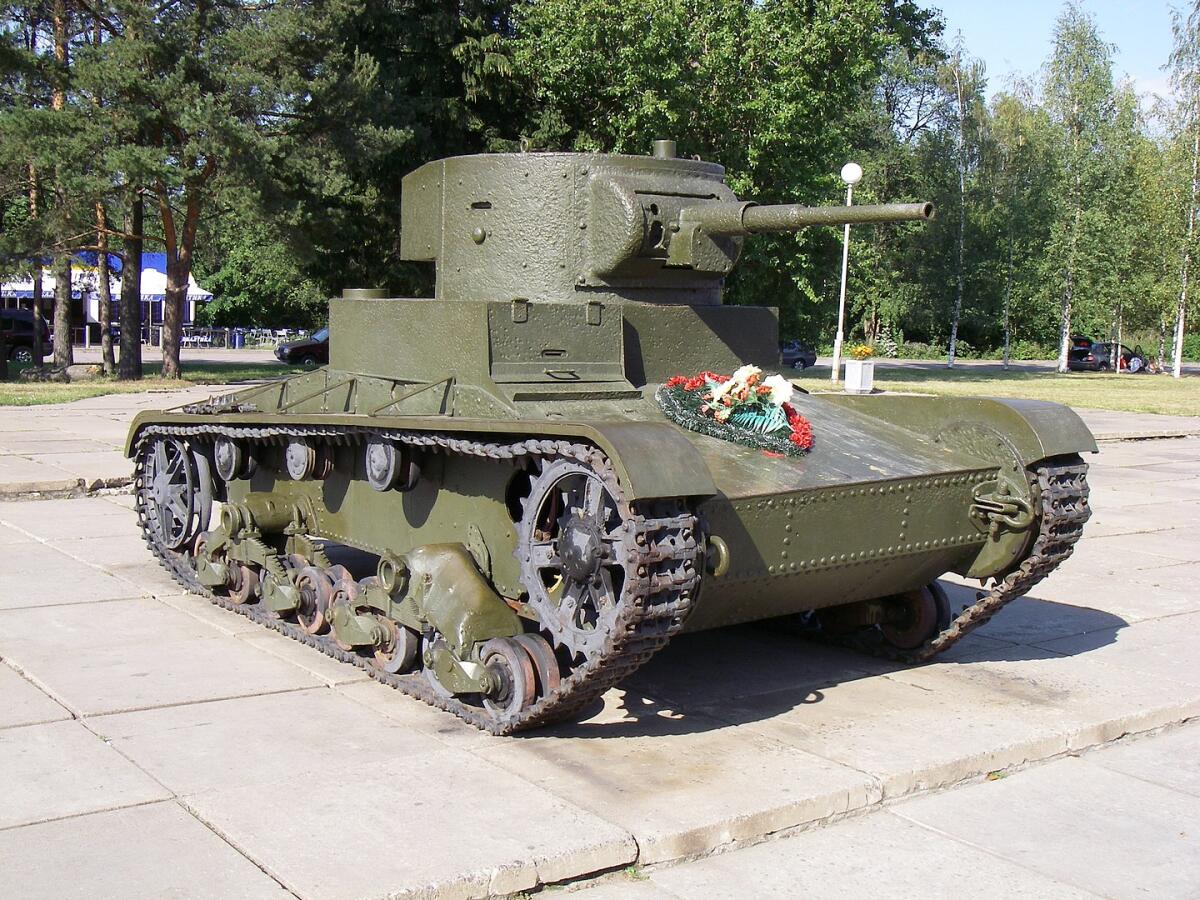Лёгкий танк Т-26 спроектирован в КБ OKMO Ленинград под руководством СП Шукалова и ВИ Заславского в 1931 году на основе конструкции английского танка Vickers-Armstrong Мк