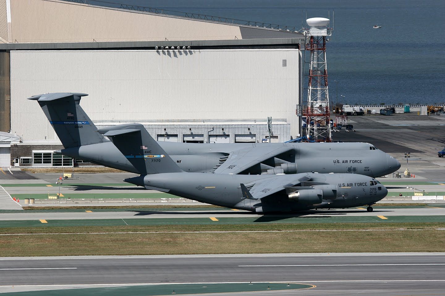 C-17 globemaster vs c5 galaxy