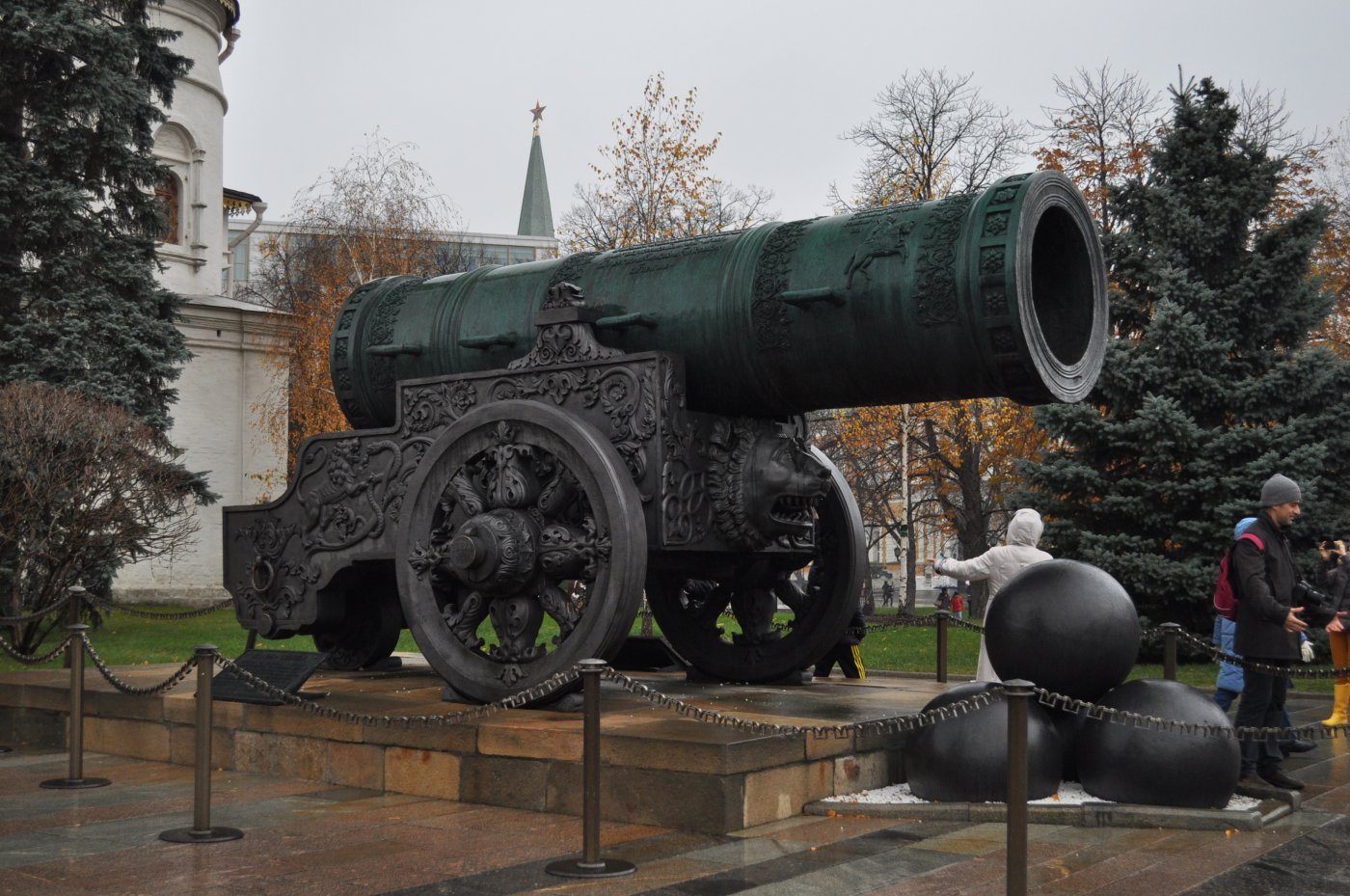 Пушка курган. Царь пушка в Московском Кремле 1586. Царь пушка в Москве. Царь пушка Московского Кремля в 15-16 веках. Путиловский Крезо пушка.