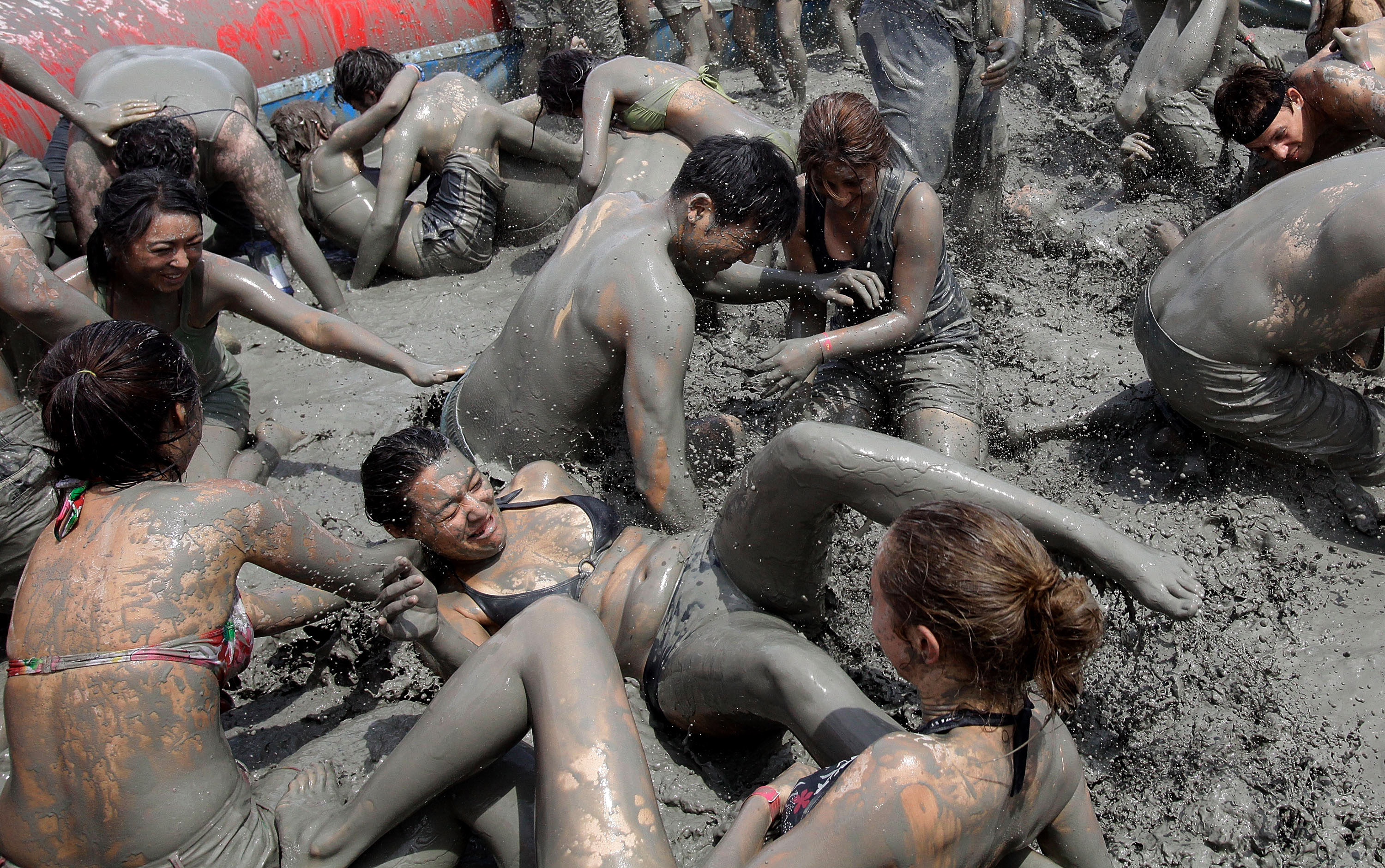 Борьба в грязи женская фото